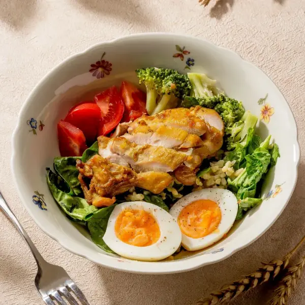 Салат-боул с курицей