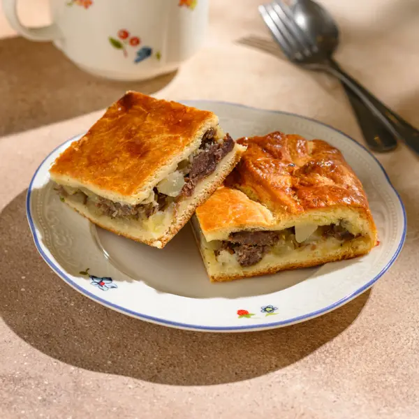 Пирог с телячьими щёчками и картофелем