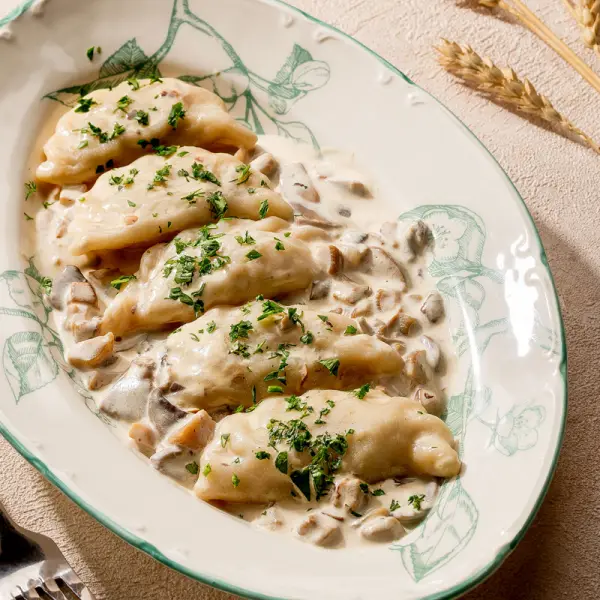 Вареники с картошкой и грибным соусом