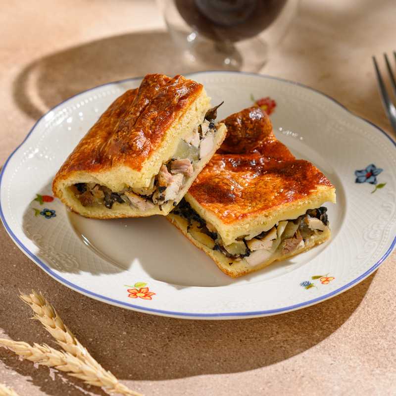 Пирог с цыплёнком, грибами и картофелем
